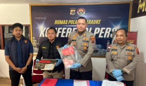 curian-- Kapolres Merauke, AKBP Leonardo Yoga bersama Kasatreskrim menunjuk barang bukti – Surya Papua/IST