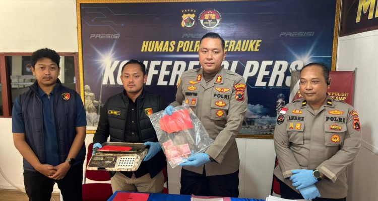 Kapolres Merauke, AKBP Leonardo Yoga bersama Kasatreskrim menunjuk barang bukti – Surya Papua/IST