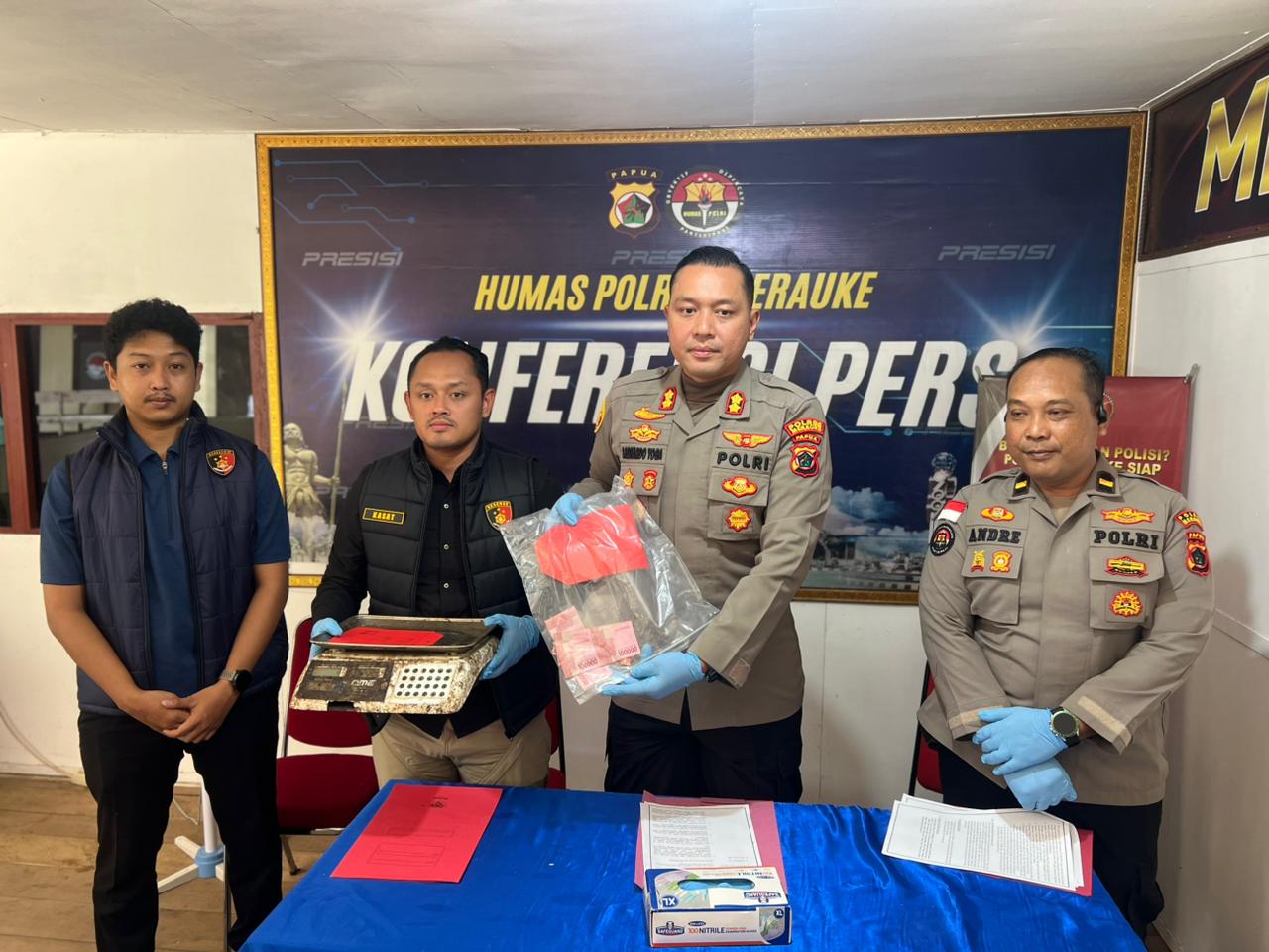 Kapolres Merauke, AKBP Leonardo Yoga bersama Kasatreskrim menunjuk barang bukti – Surya Papua/IST
