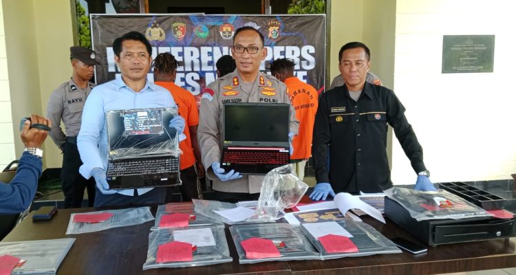 Kapolres Merauke, AKBP Leonardo Yoga bersama Kasatreskrim menunjuk barang bukti – Surya Papua/IST