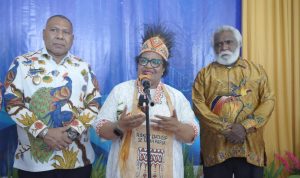 dampingi 4 Wakil Menteri Dalam Negeri, Ribka Haluk sedang berikan keterangan pers didampingi Wakil Gubernur Papua Selatan, Paskalis Imadawa – Surya Papua/IST