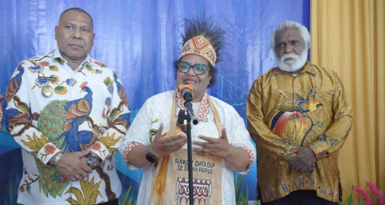 Wakil Menteri Dalam Negeri, Ribka Haluk sedang berikan keterangan pers didampingi Wakil Gubernur Papua Selatan, Paskalis Imadawa – Surya Papua/IST