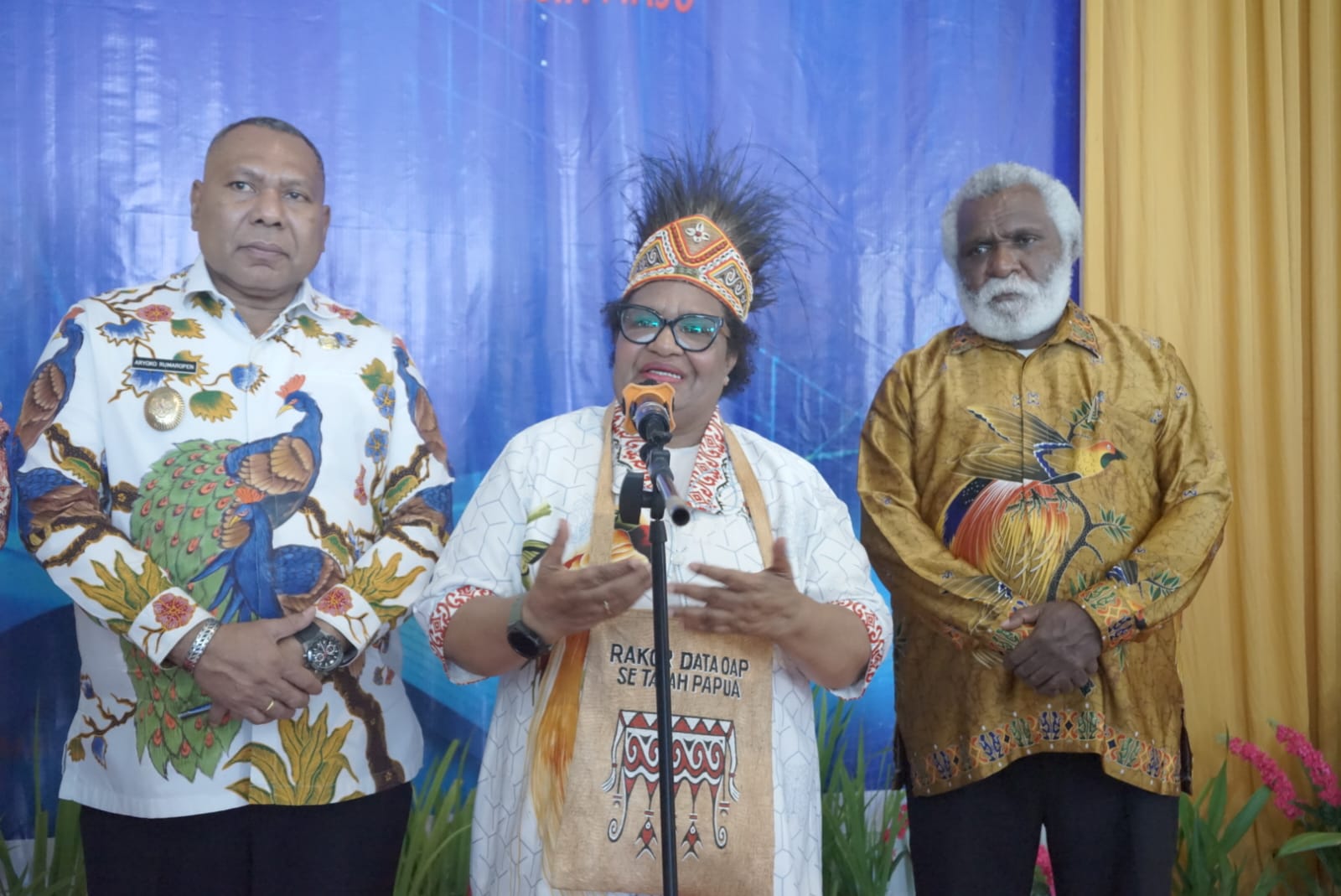 Wakil Menteri Dalam Negeri, Ribka Haluk sedang berikan keterangan pers didampingi Wakil Gubernur Papua Selatan, Paskalis Imadawa – Surya Papua/IST