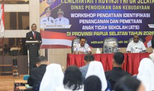 Gubernur Papua Selatan, Apolo Safanpo sedang berikan sambutan pada workshop tadi pagi – Surya Papua/IST
