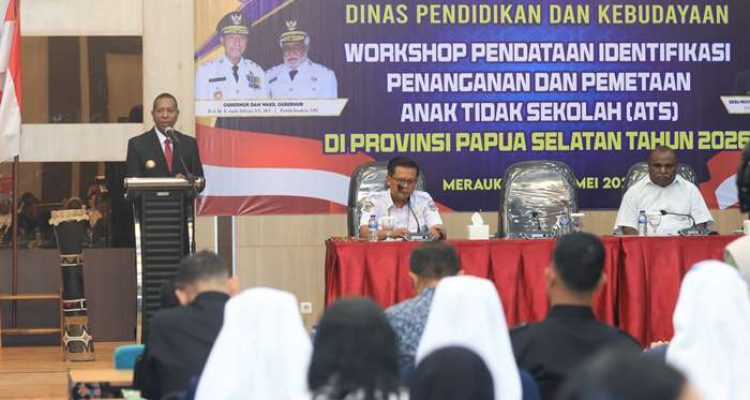 Gubernur Papua Selatan, Apolo Safanpo sedang berikan sambutan pada workshop tadi pagi – Surya Papua/IST