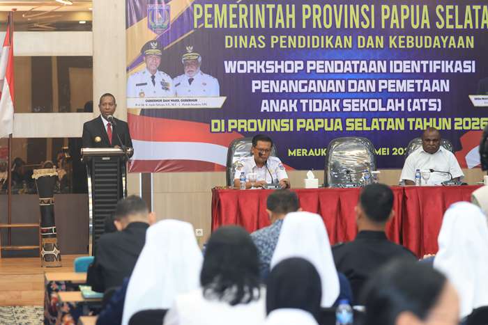Gubernur Papua Selatan, Apolo Safanpo sedang berikan sambutan pada workshop tadi pagi – Surya Papua/IST