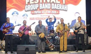 festival satu Gubernur Papua Selatan, Apolo Safanpo saat dipanggung sekaligus membuka Festival 1 Group Band Papua Selatan semalam – Surya Papua/IST