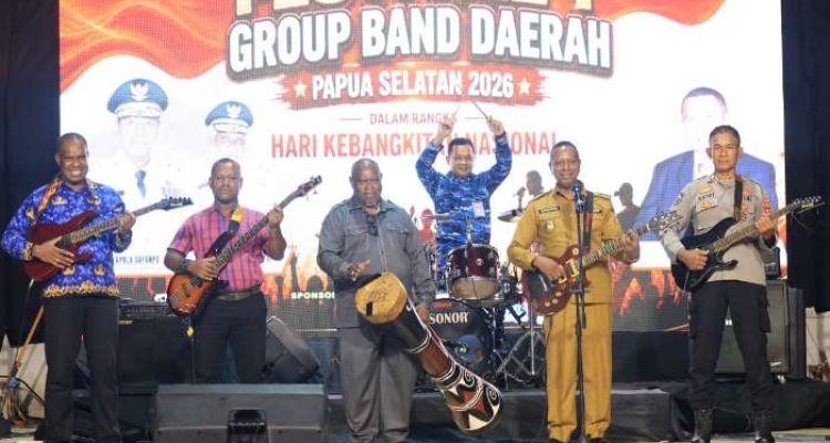 Gubernur Papua Selatan, Apolo Safanpo saat dipanggung sekaligus membuka Festival 1 Group Band Papua Selatan semalam – Surya Papua/IST