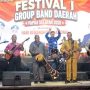 Gubernur Papua Selatan, Apolo Safanpo saat dipanggung sekaligus membuka Festival 1 Group Band Papua Selatan semalam – Surya Papua/IST
