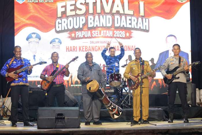 Gubernur Papua Selatan, Apolo Safanpo saat dipanggung sekaligus membuka Festival 1 Group Band Papua Selatan semalam – Surya Papua/IST
