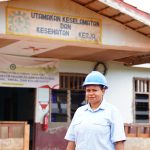 Karyawan TSE Group sedang foto di depan kantor – Surya Papua/IST