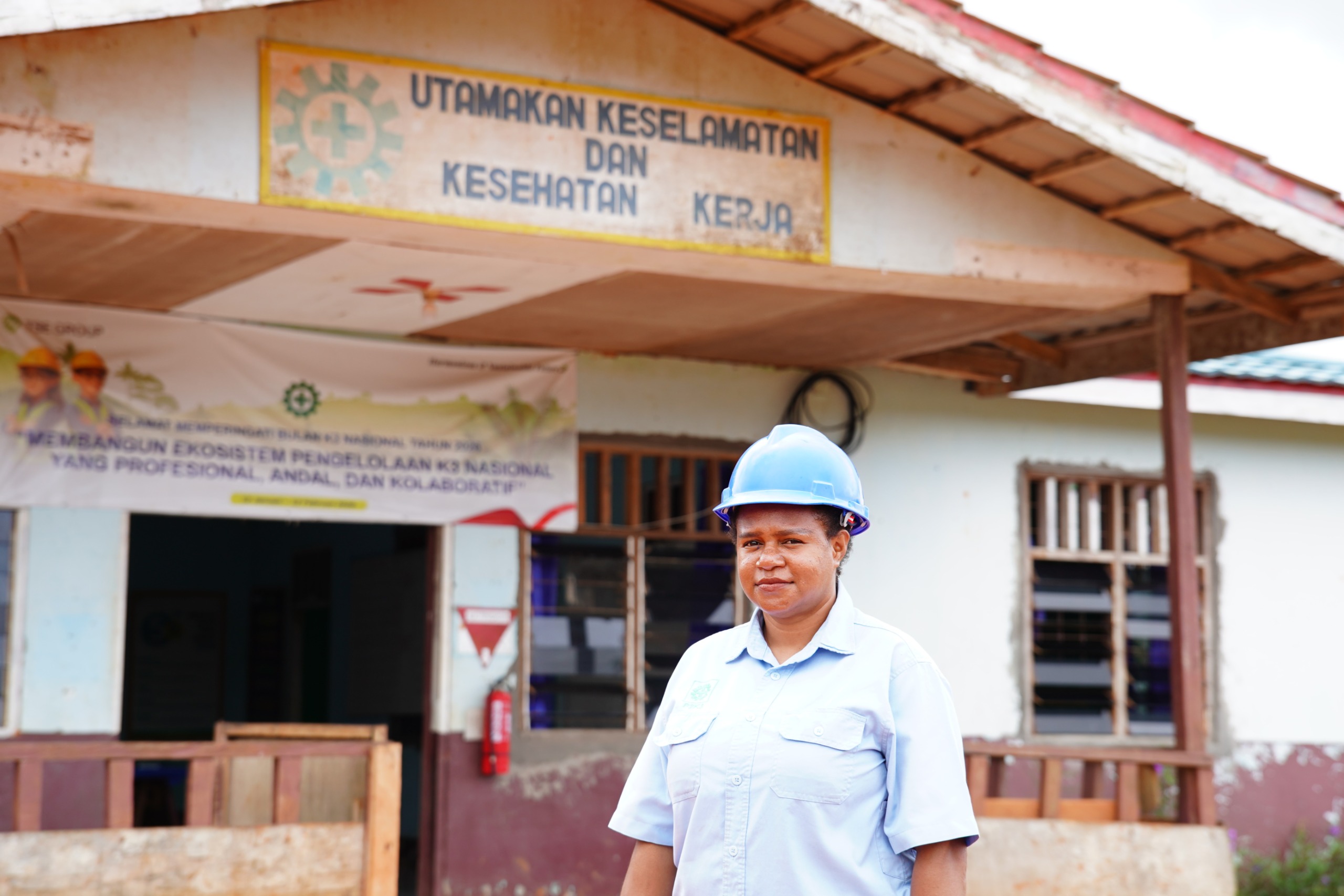 Karyawan TSE Group sedang foto di depan kantor – Surya Papua/IST