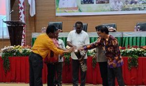 Pukul Tifa bersama Bupati Merauke, Yoseph Bladib Gebze saat pelaksanaan Musda – Surya Papua/IST