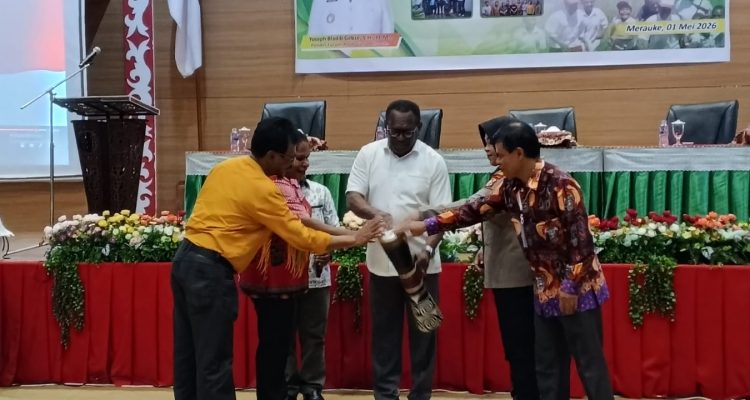 Pukul Tifa bersama Bupati Merauke, Yoseph Bladib Gebze saat pelaksanaan Musda – Surya Papua/IST
