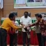 Pukul Tifa bersama Bupati Merauke, Yoseph Bladib Gebze saat pelaksanaan Musda – Surya Papua/IST