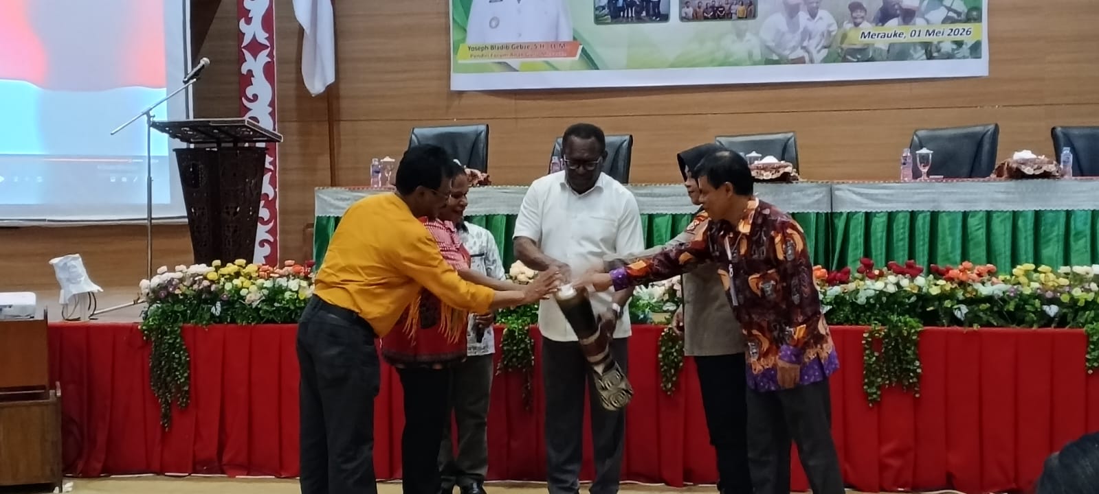 Pukul Tifa bersama Bupati Merauke, Yoseph Bladib Gebze saat pelaksanaan Musda – Surya Papua/IST