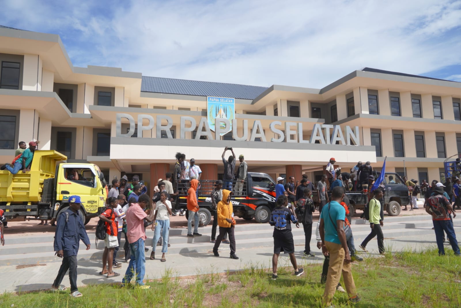 Ratusan masyarakat yang tergabung dalam Lemaskim saat di Kantor DPR Papua Selatan – Surya Papua/IST