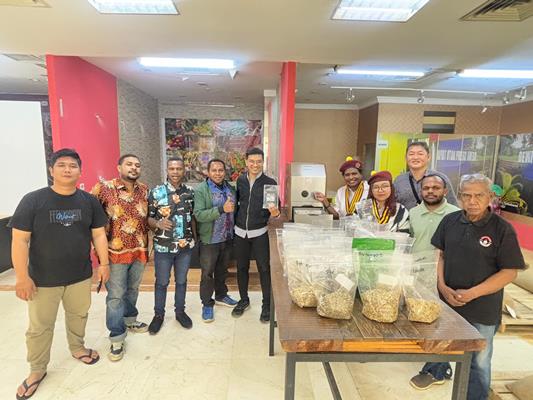 Foto bersama sekaligus mempromosikan produk kopi Mace Papua – Surya Papua/IST
