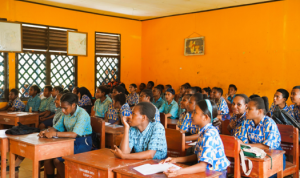 Suasana dalam kegiatan edukasi di SMPN Jair, Kabupaten Boven Digoel – Surya Papua/IST