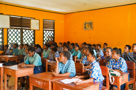 Suasana dalam kegiatan edukasi di SMPN Jair, Kabupaten Boven Digoel – Surya Papua/IST