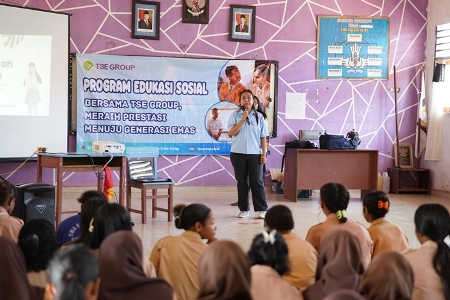 Kegiatan edukasi di SMAN Asiki, Kabupaten Boven Digoel oleh TSE Group – Surya Papua/IST