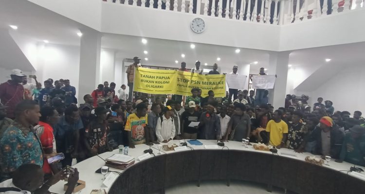 Aksi demonstrasi yang dilakukan masyarakat Pulau Kimaam di Kantor DPRD Merauke beberapa waktu lalu – Surya Papua/IST