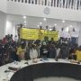 Aksi demonstrasi yang dilakukan masyarakat Pulau Kimaam di Kantor DPRD Merauke beberapa waktu lalu – Surya Papua/IST