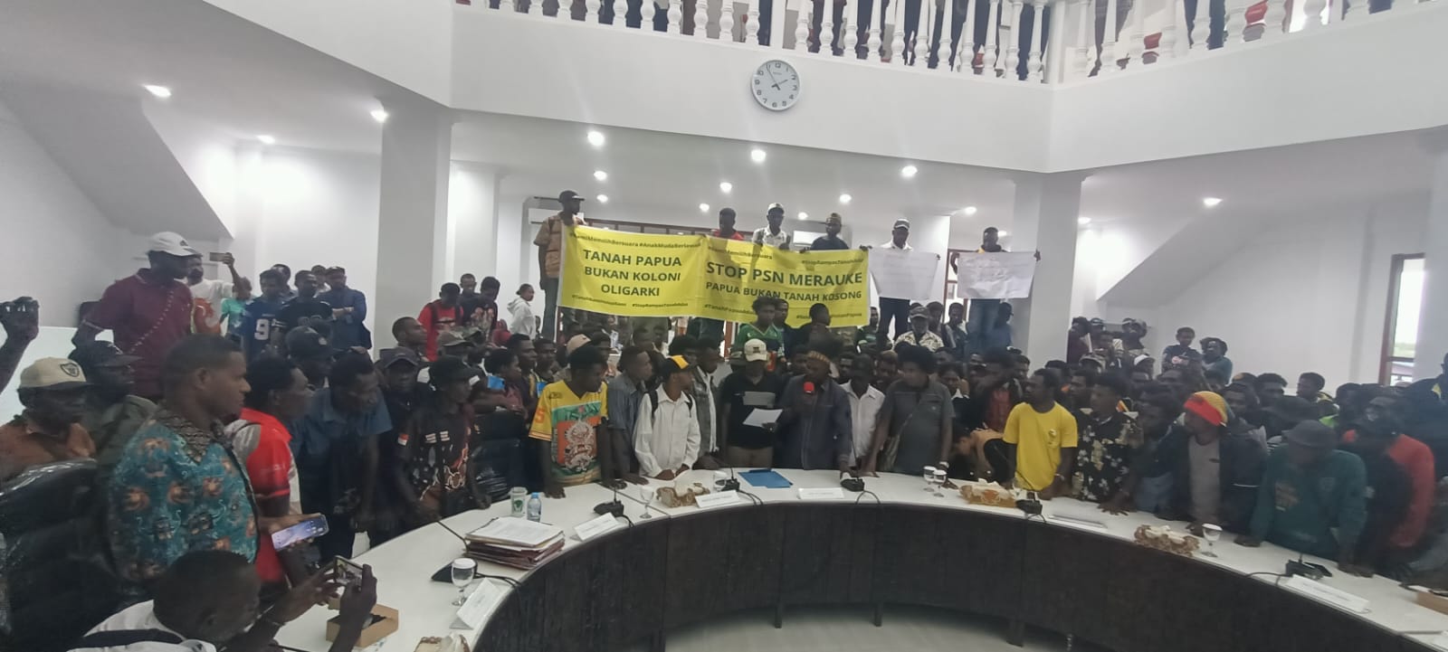 Aksi demonstrasi yang dilakukan masyarakat Pulau Kimaam di Kantor DPRD Merauke beberapa waktu lalu – Surya Papua/IST