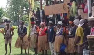 Ratusan masyarakat di Distrik Kimaam sedang memadati lapangan Maskura – Surya Papua/IST