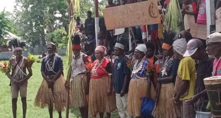 Ratusan masyarakat di Distrik Kimaam sedang memadati lapangan Maskura – Surya Papua/IST
