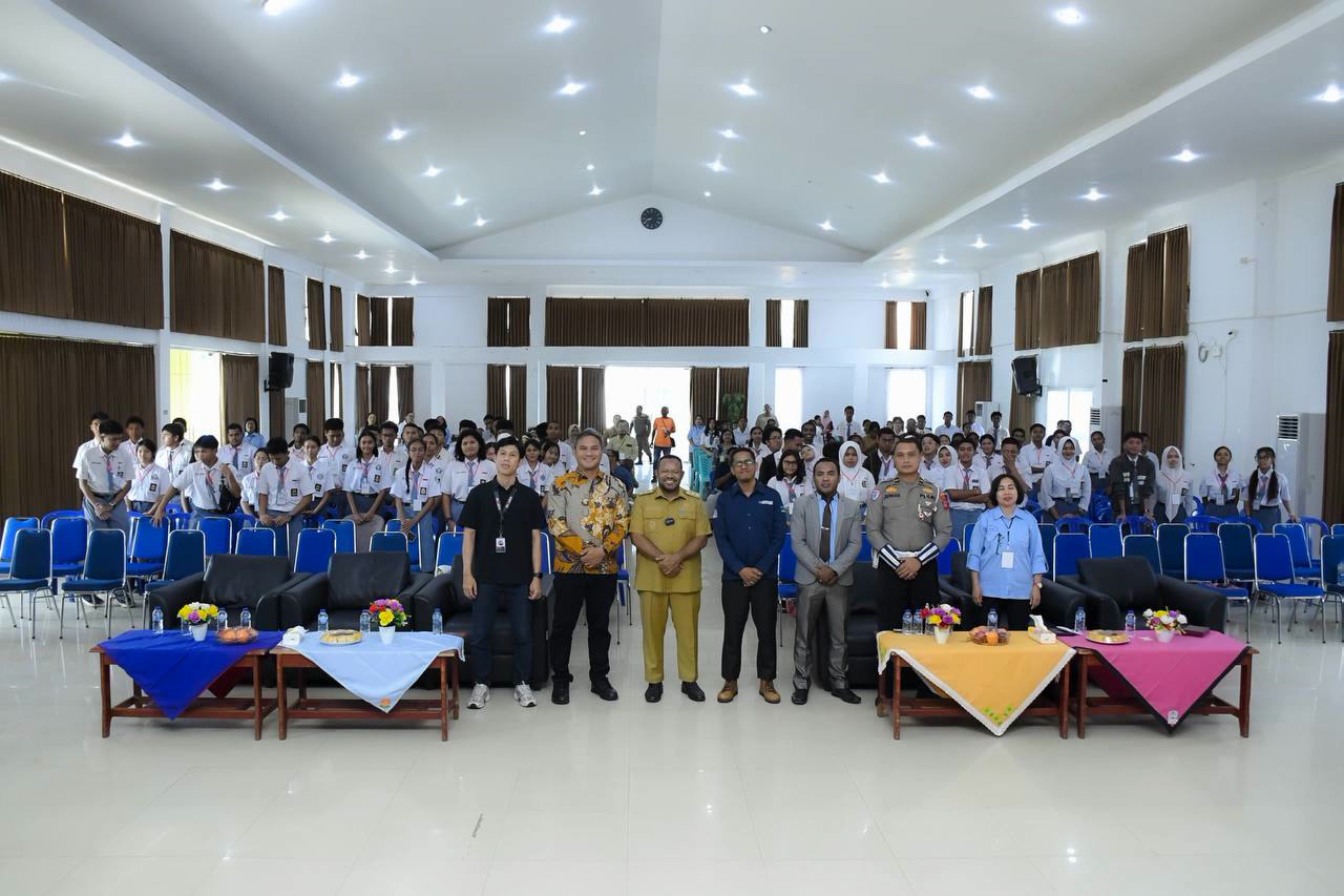 Foto bersama Wagub Papua Barat Daya dan peserta cerdas cermat – Surya Papua/IST