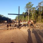 Salib yang ditancapkan di tengah jalan sebagai bentuk penolakan proyek jalan sepanjang 135 kilometer – Surya Papua/IST