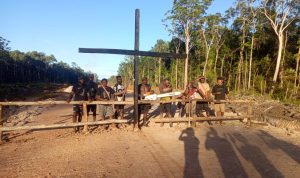 palang 7--- Salib yang ditancapkan di tengah jalan sebagai bentuk penolakan proyek jalan sepanjang 135 kilometer – Surya Papua/IST
