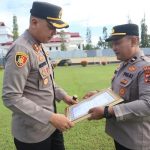 Kapolres Merauke, AKBP Leonardo Yoga serahkan piagam penghargaan kepada Kasi Humas Polres setempat, Ipda Andre MSB – Surya Papua/IST