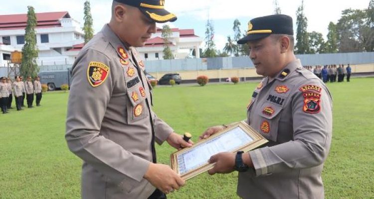 Kapolres Merauke, AKBP Leonardo Yoga serahkan piagam penghargaan kepada Kasi Humas Polres setempat, Ipda Andre MSB – Surya Papua/IST