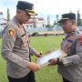 Kapolres Merauke, AKBP Leonardo Yoga serahkan piagam penghargaan kepada Kasi Humas Polres setempat, Ipda Andre MSB – Surya Papua/IST