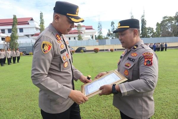 Kapolres Merauke, AKBP Leonardo Yoga serahkan piagam penghargaan kepada Kasi Humas Polres setempat, Ipda Andre MSB – Surya Papua/IST