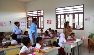 Suasana pada moment Hardiknas antara Tim PT BCA dan anak-anak di SD YPK Harapan Selil- Surya Papua/IST