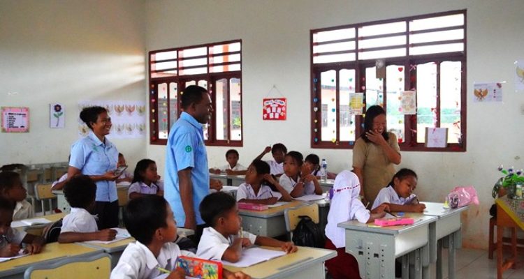 Suasana pada moment Hardiknas antara Tim PT BCA dan anak-anak di SD YPK Harapan Selil- Surya Papua/IST