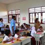 Suasana pada moment Hardiknas antara Tim PT BCA dan anak-anak di SD YPK Harapan Selil- Surya Papua/IST