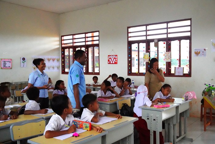 Suasana pada moment Hardiknas antara Tim PT BCA dan anak-anak di SD YPK Harapan Selil- Surya Papua/IST