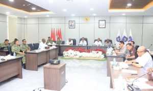 rapat tiga Gubernur Papua Selatan, Apolo Safanpo memimpin rapat terkait rencana kunjungan Presiden Prabowo Subianto – Surya Papua/IST