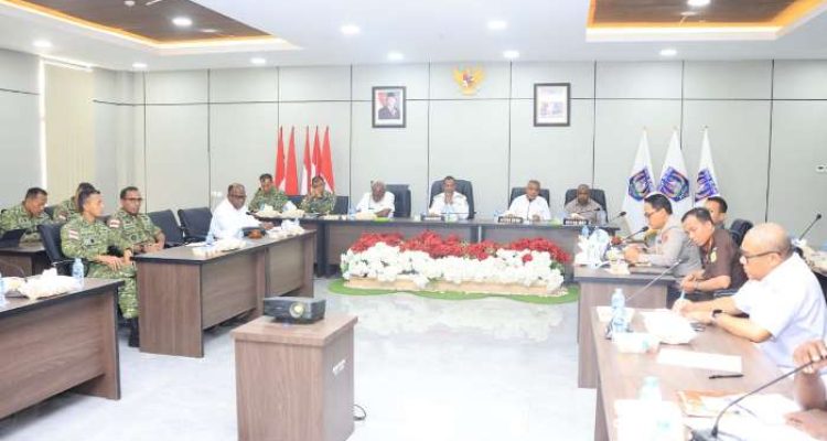 Gubernur Papua Selatan, Apolo Safanpo memimpin rapat terkait rencana kunjungan Presiden Prabowo Subianto – Surya Papua/IST