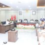 Gubernur Papua Selatan, Apolo Safanpo memimpin rapat terkait rencana kunjungan Presiden Prabowo Subianto – Surya Papua/IST
