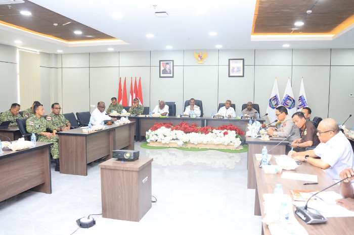 Gubernur Papua Selatan, Apolo Safanpo memimpin rapat terkait rencana kunjungan Presiden Prabowo Subianto – Surya Papua/IST