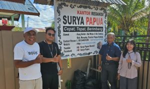 Foto bersama di depan papan Redaksi Suryapapua.com tadi pagi usai diskusi – Surya Papua/IST