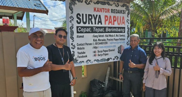 Foto bersama di depan papan Redaksi Suryapapua.com tadi pagi usai diskusi – Surya Papua/IST