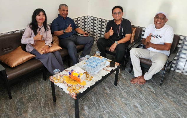 Kunjungan GM Humas TSE Group, Daniel Sim Ayomi didampingi dua stafnya di Redaksi Suryapapua.com – Surya Papua/IST