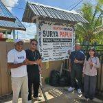 Foto bersama di depan papan Redaksi Suryapapua.com tadi pagi usai diskusi – Surya Papua/IST