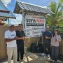 Foto bersama di depan papan Redaksi Suryapapua.com tadi pagi usai diskusi – Surya Papua/IST